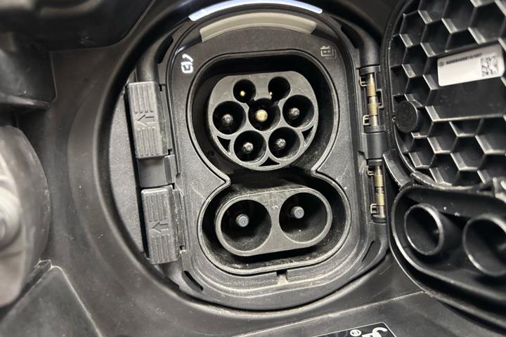 Blå Mercedes EQB300 fra 2022