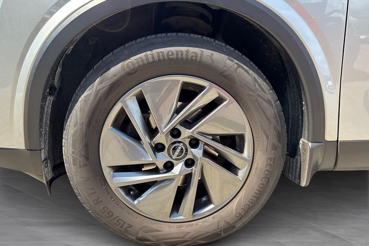 Grå Nissan Qashqai fra 2023