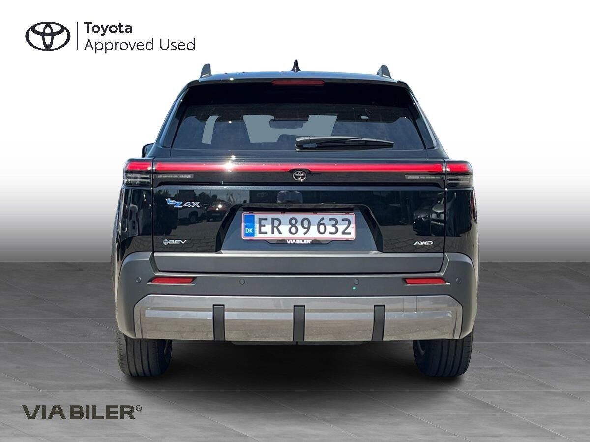 Sort Toyota bZ4X Touring fra 2026