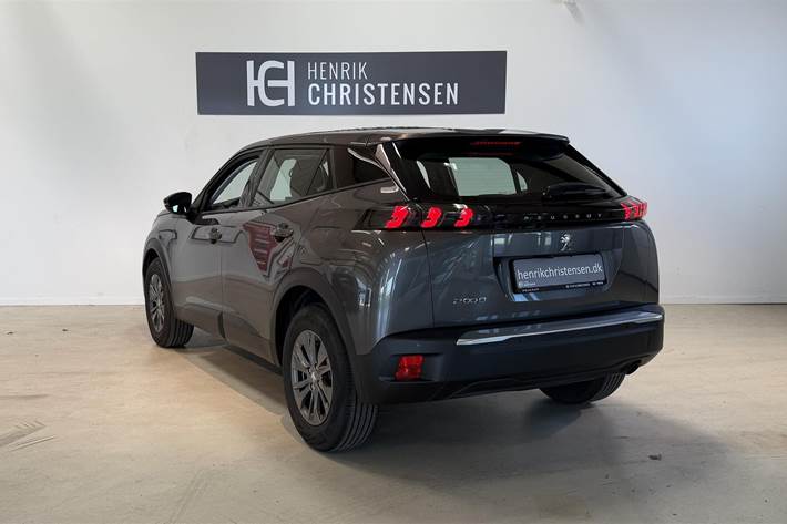 Grå Peugeot 2008 fra 2022