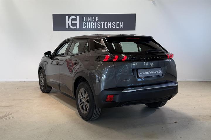 Grå Peugeot 2008 fra 2022