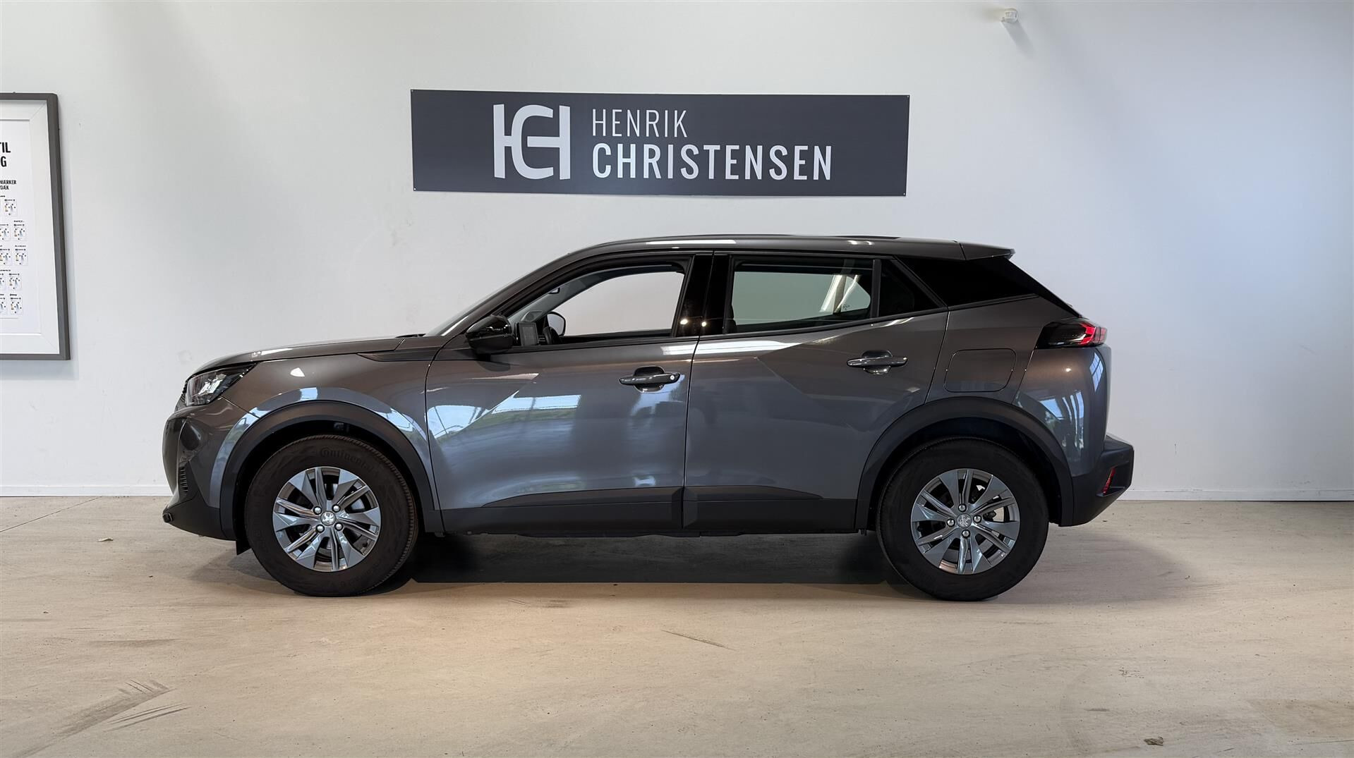Grå Peugeot 2008 fra 2022