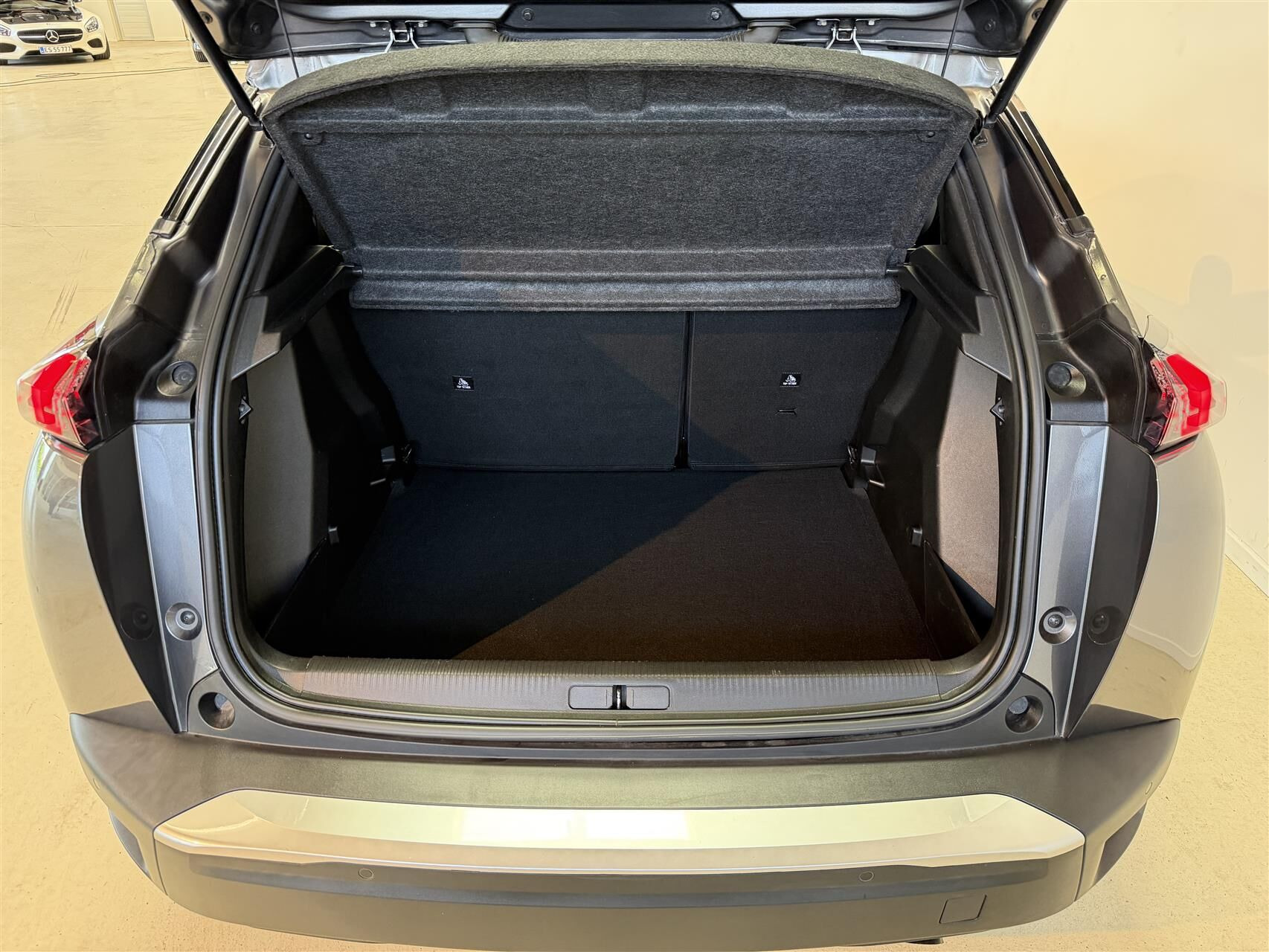 Grå Peugeot 2008 fra 2022