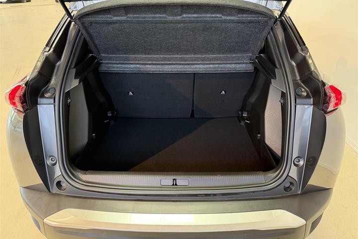 Grå Peugeot 2008 fra 2022