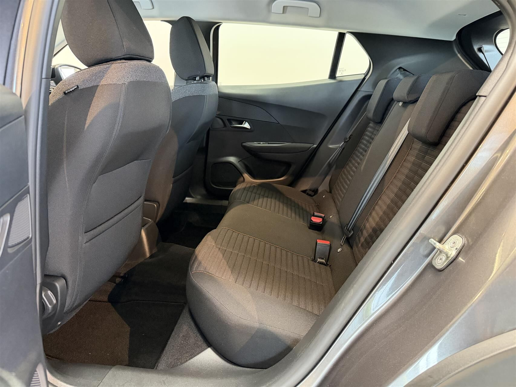 Grå Peugeot 2008 fra 2022