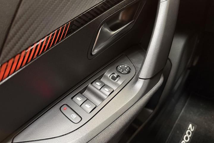 Grå Peugeot 2008 fra 2022