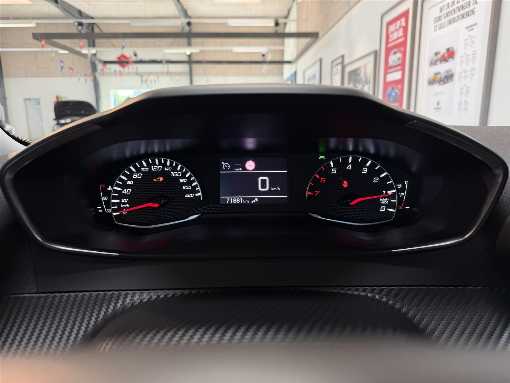 Grå Peugeot 2008 fra 2022