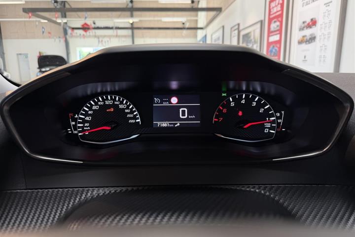Grå Peugeot 2008 fra 2022