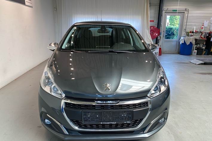 Grå Peugeot 208 fra 2018