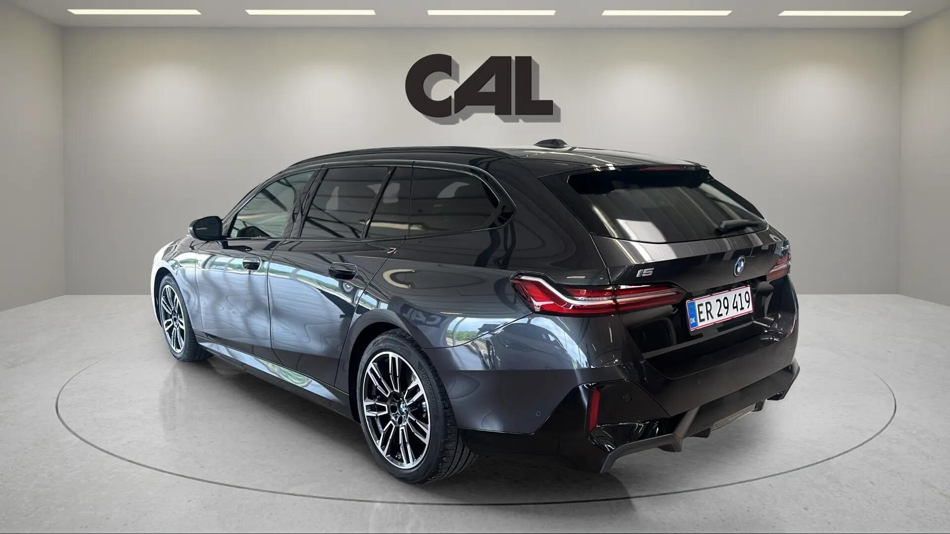Grå BMW i5 fra 2026