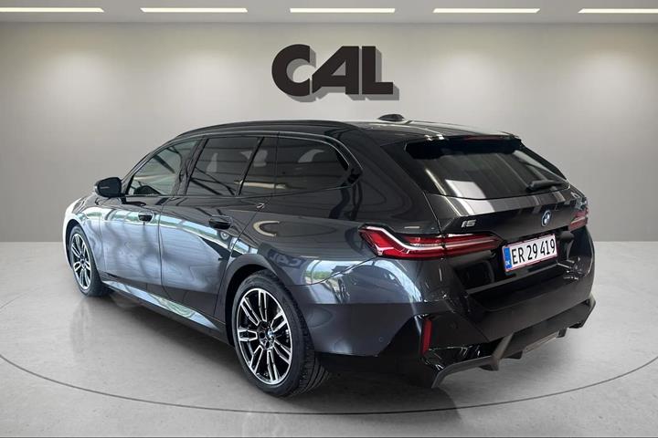 Grå BMW i5 fra 2026
