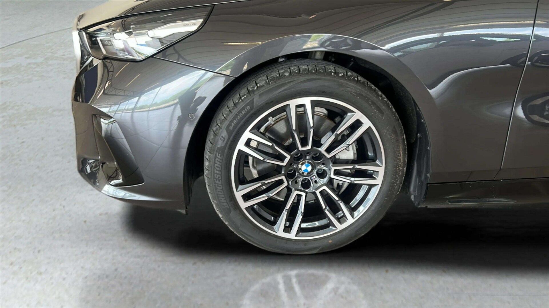 Grå BMW i5 fra 2026