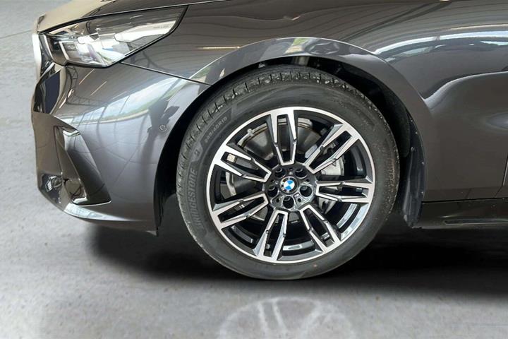 Grå BMW i5 fra 2026