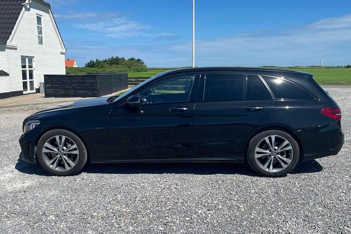 Sort Mercedes C300 de fra 2020