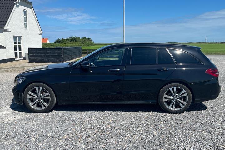 Sort Mercedes C300 de fra 2020