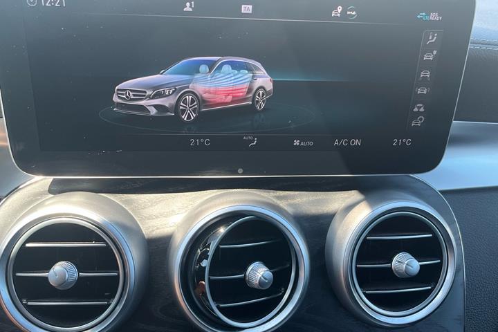 Sort Mercedes C300 de fra 2020