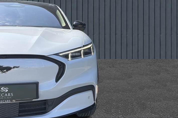 Hvid Ford Mustang Mach-E fra 2023