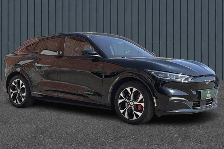 Sort Ford Mustang Mach-E fra 2023 set udefra
