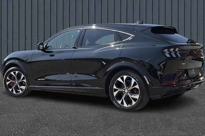 Sort Ford Mustang Mach-E fra 2023