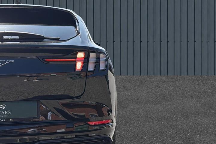 Sort Ford Mustang Mach-E fra 2023