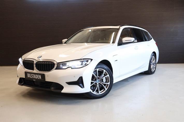 Hvid BMW 330e fra 2022