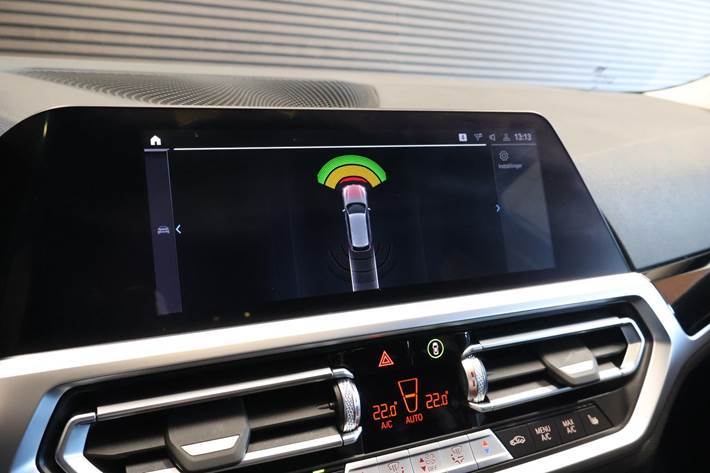 Hvid BMW 330e fra 2022