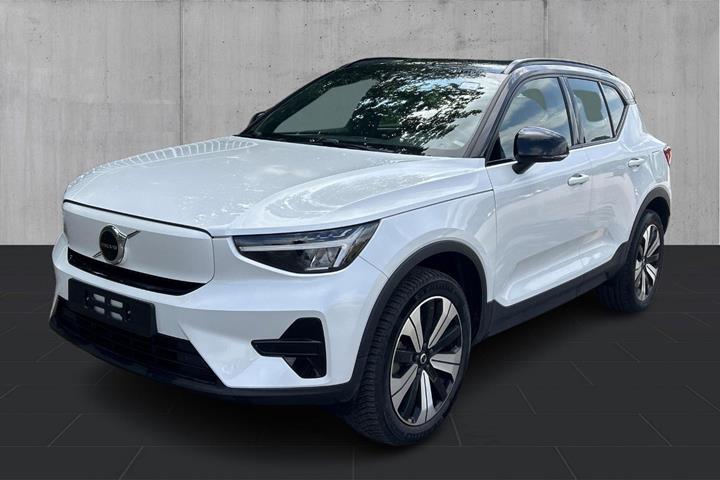 Hvid Volvo XC40 fra 2022 set udefra