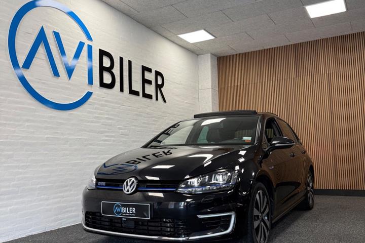 Sort VW Golf VII fra 2016 set udefra