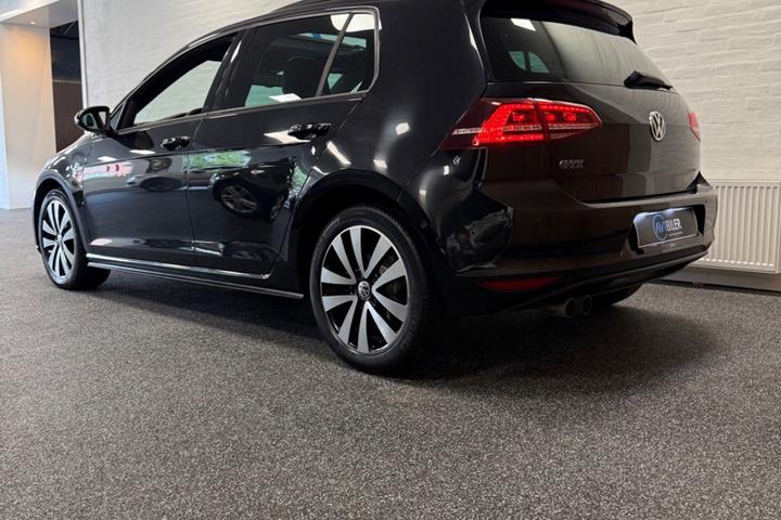 Sort VW Golf VII fra 2016