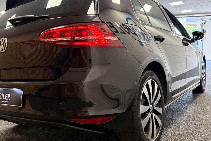 Sort VW Golf VII fra 2016