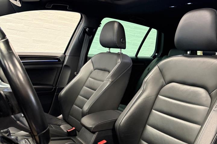 Sort VW Golf VII fra 2016