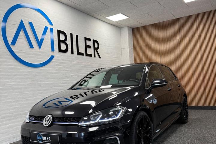 Sort VW Golf VII fra 2019 set udefra