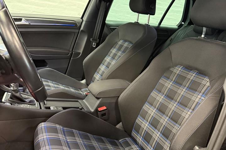 Sort VW Golf VII fra 2019