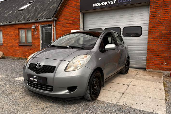 Grå Toyota Yaris fra 2007