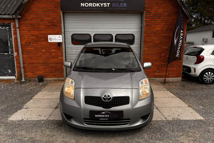 Grå Toyota Yaris fra 2007