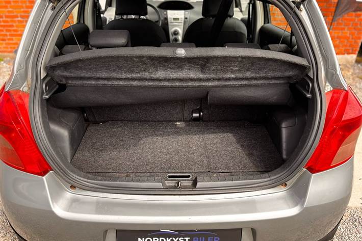 Grå Toyota Yaris fra 2007