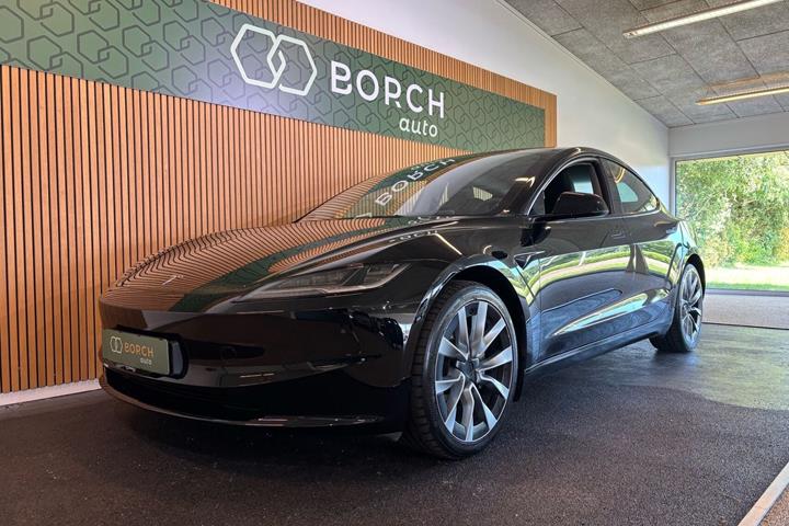 Sort Tesla Model 3 fra 2024 set udefra