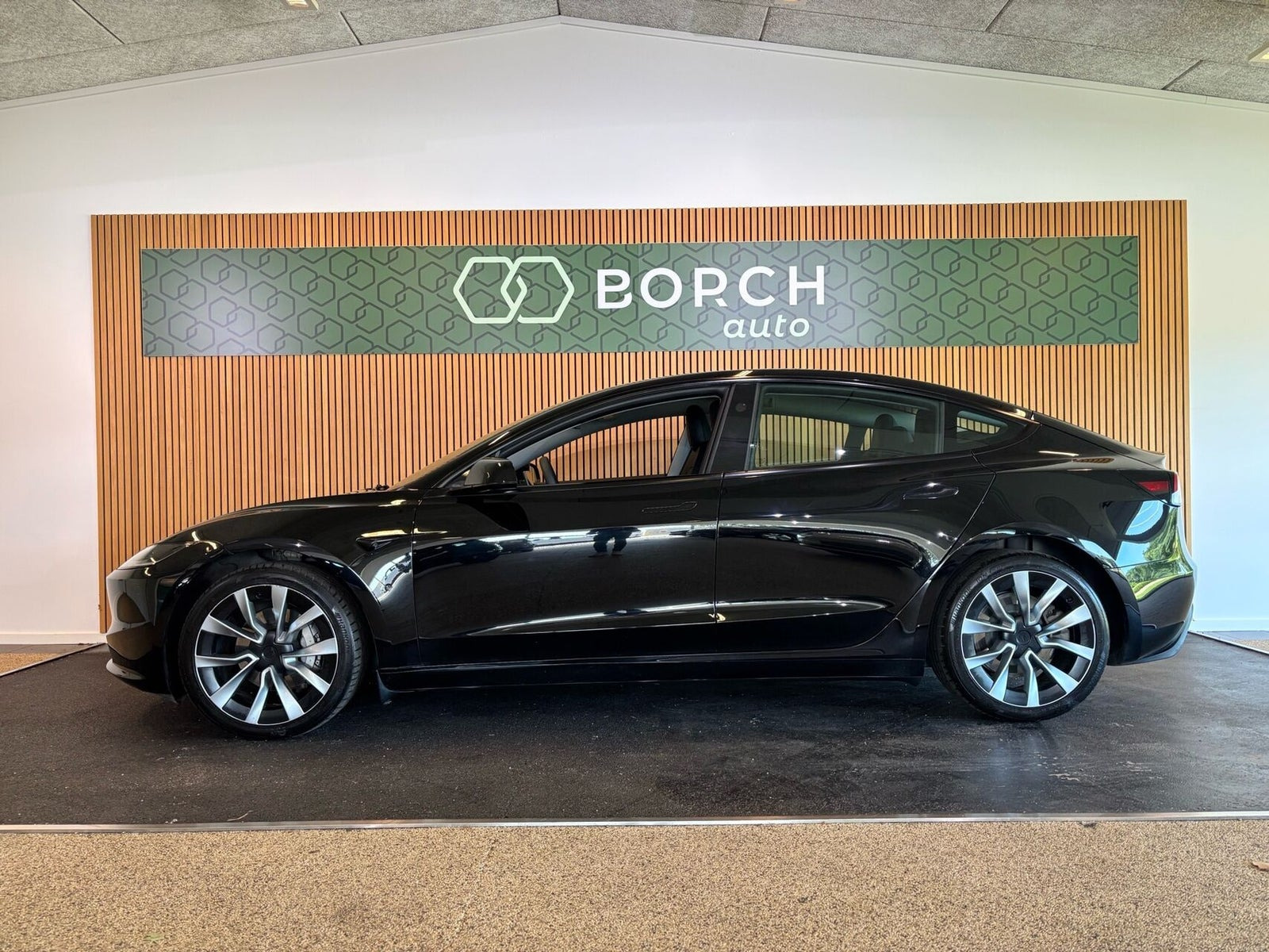 Sort Tesla Model 3 fra 2024