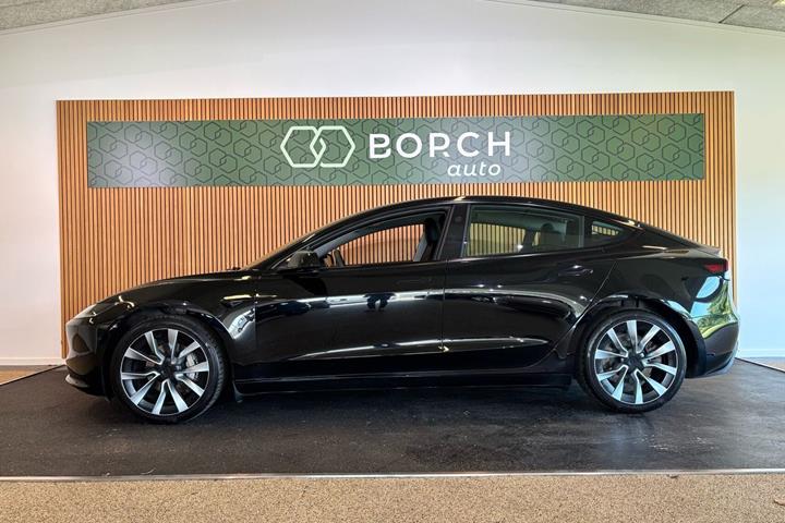 Sort Tesla Model 3 fra 2024