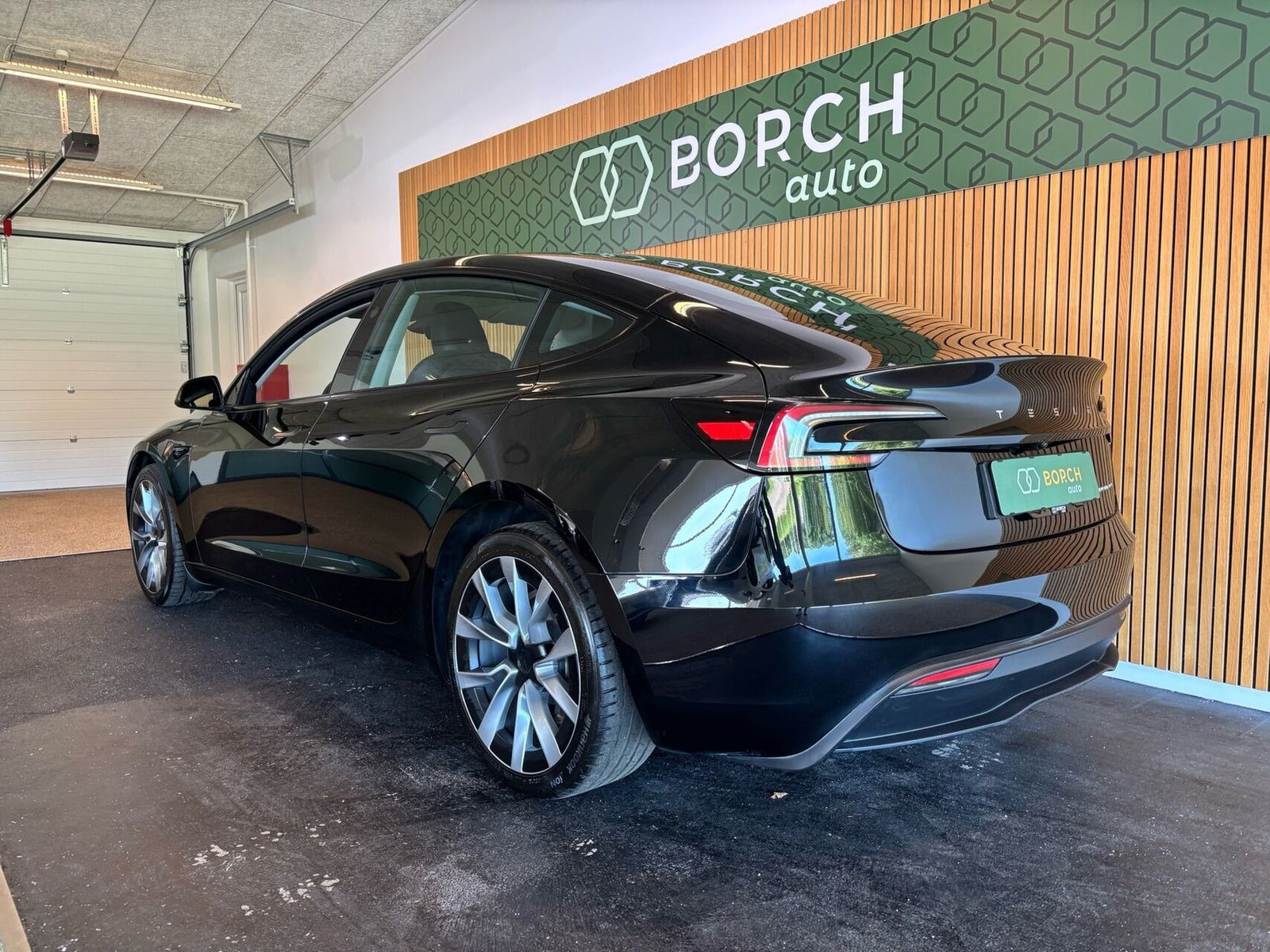 Sort Tesla Model 3 fra 2024