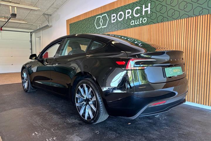 Sort Tesla Model 3 fra 2024