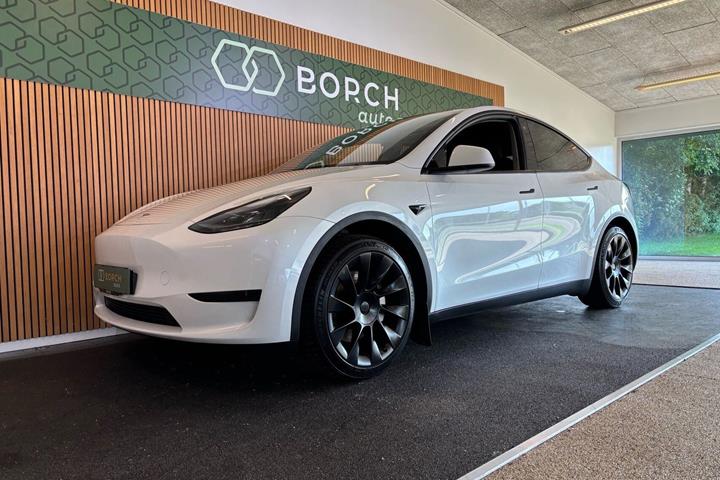 Hvid Tesla Model Y fra 2024 set udefra