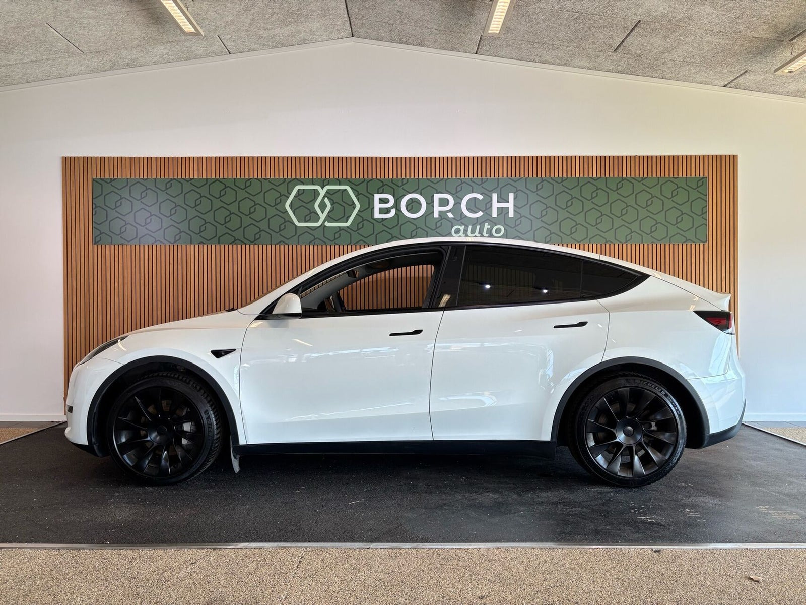 Hvid Tesla Model Y fra 2024