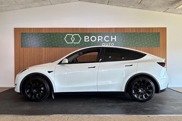 Hvid Tesla Model Y fra 2024