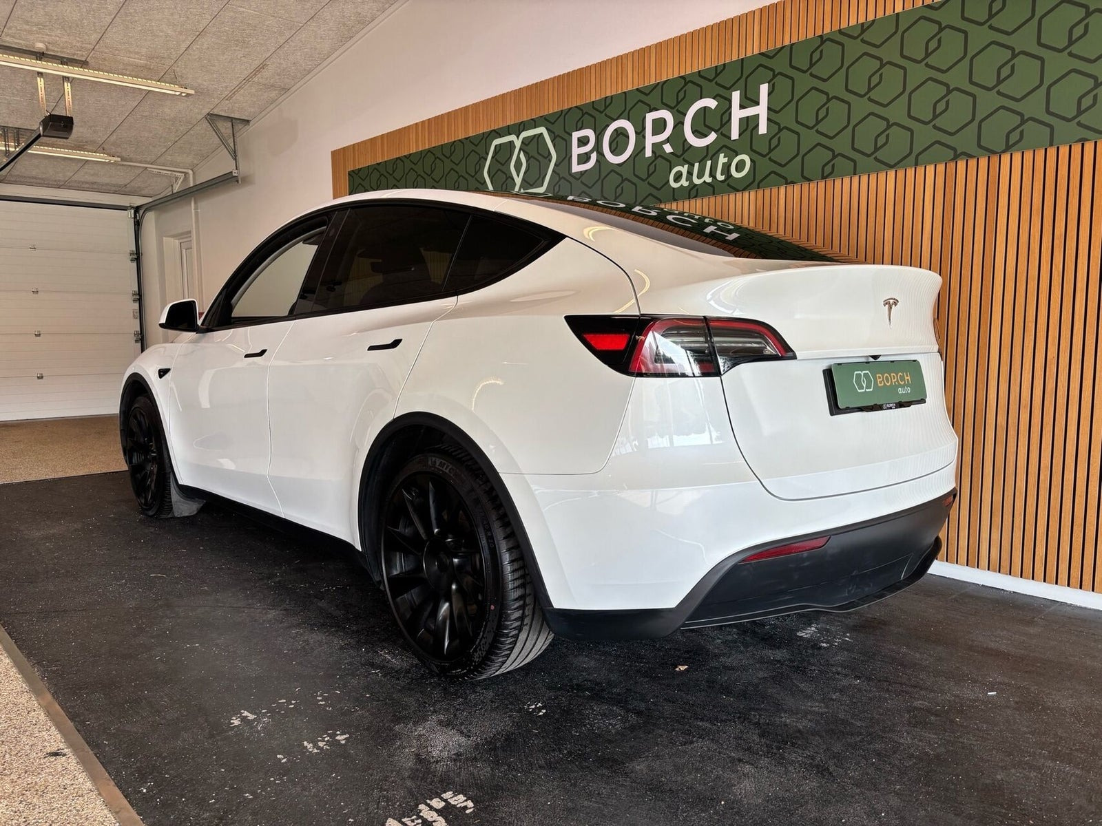 Hvid Tesla Model Y fra 2024