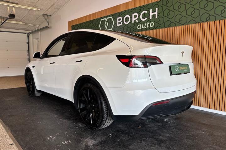 Hvid Tesla Model Y fra 2024