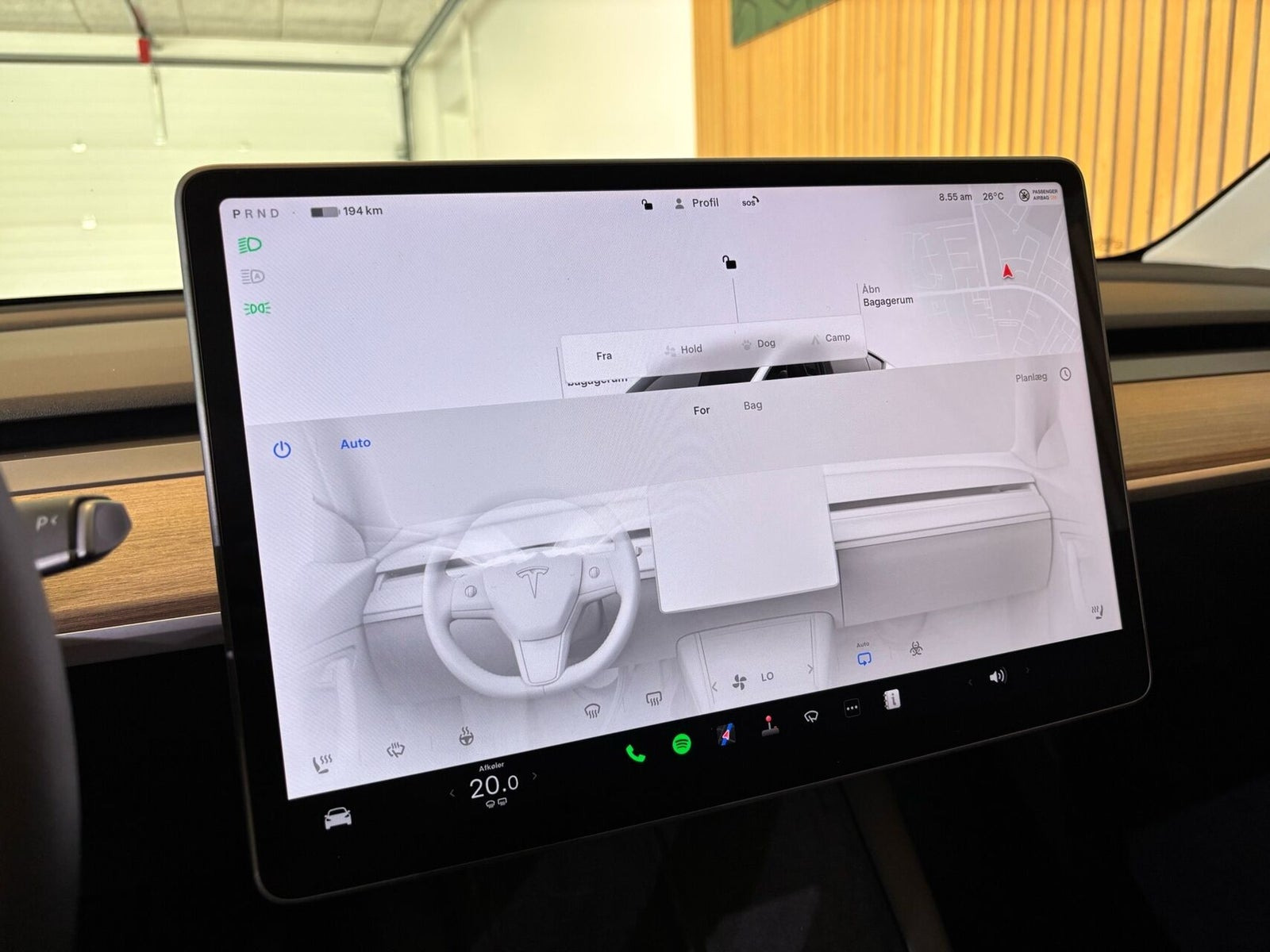 Hvid Tesla Model Y fra 2024