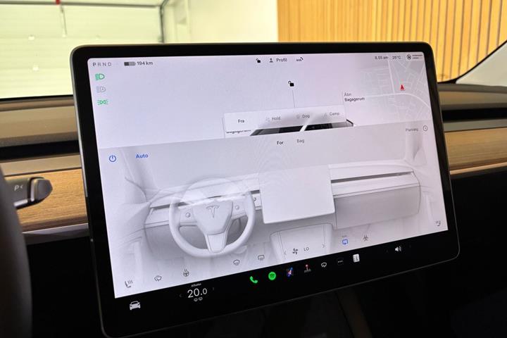 Hvid Tesla Model Y fra 2024