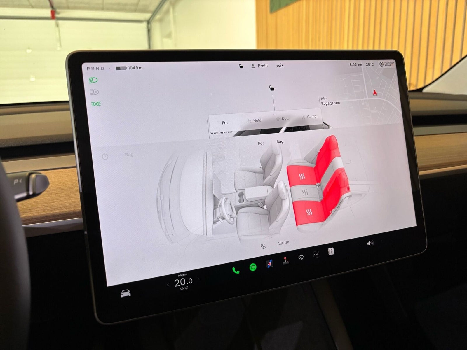 Hvid Tesla Model Y fra 2024