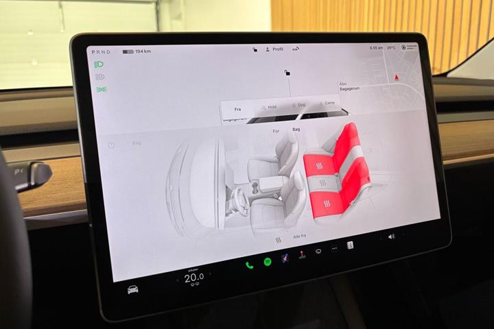Hvid Tesla Model Y fra 2024